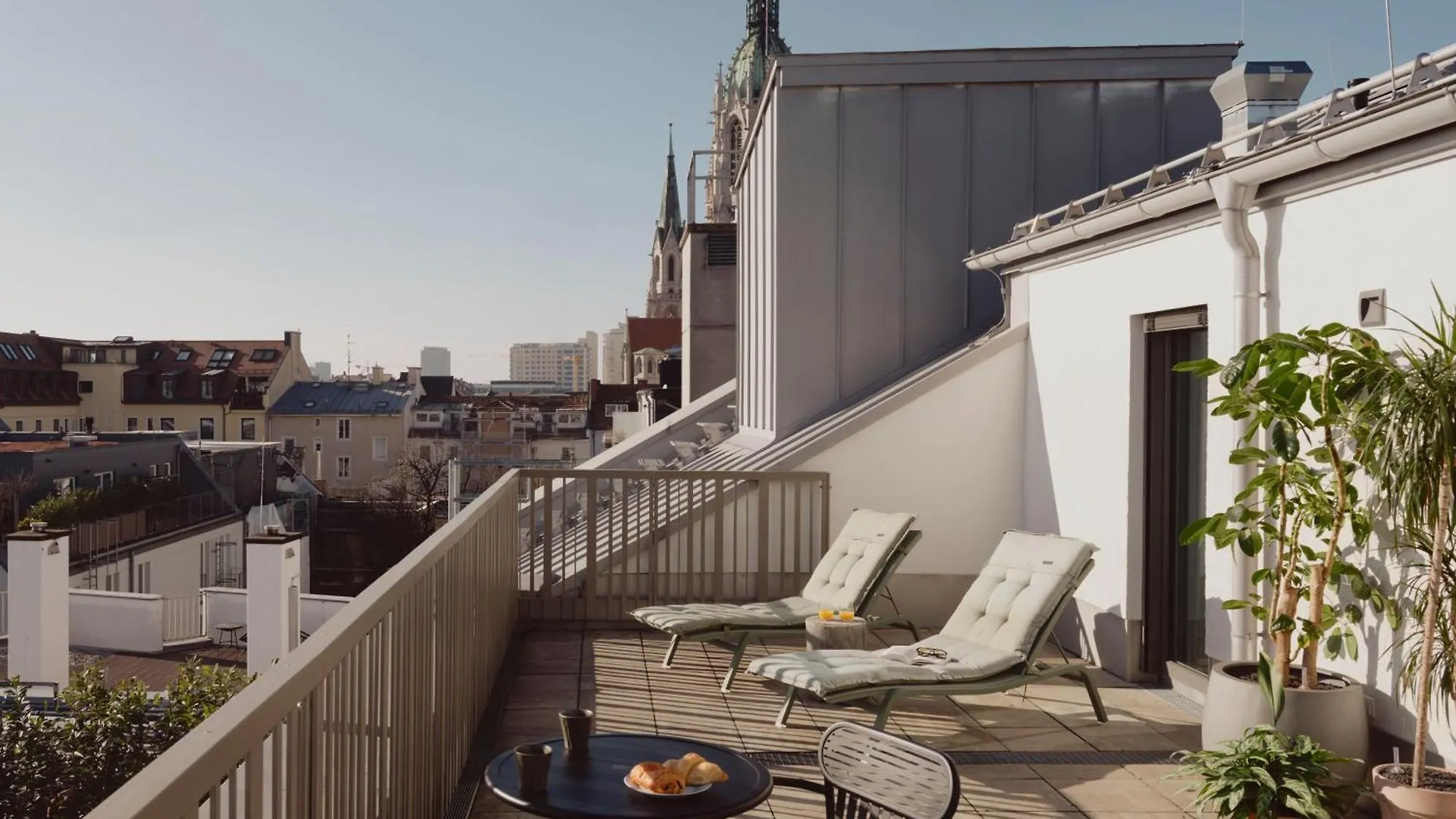 Schwan Locke Hotel München